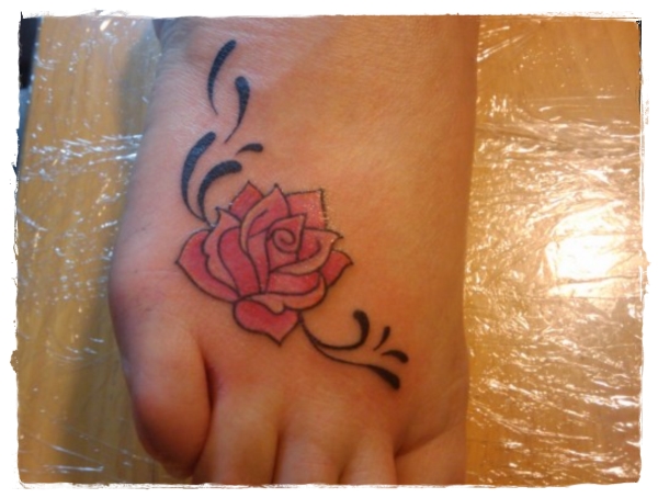 Rose-Tattoo-Pattern-on-Foot-for-Teenager-Girls-2011-520x390