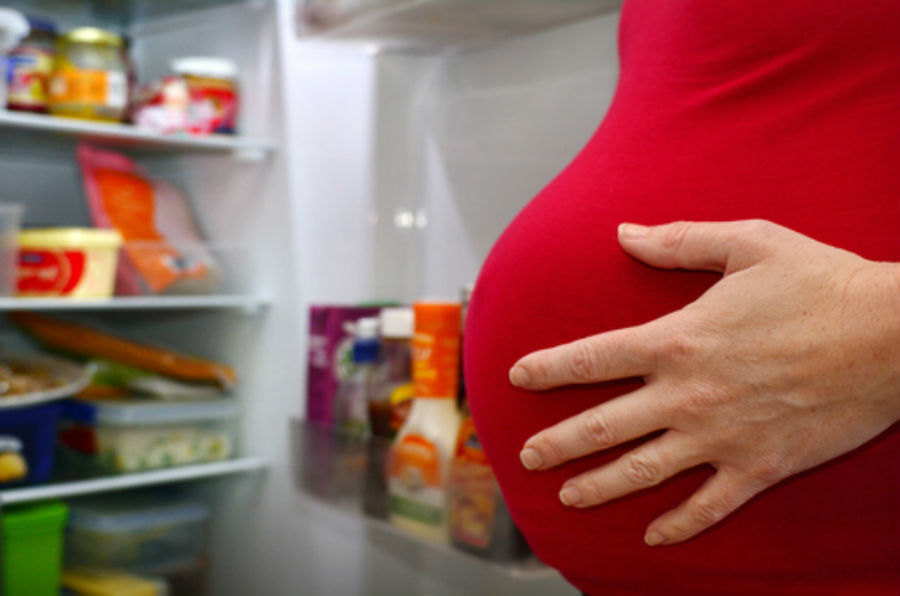 pregnant_woman_in_front_of_fridge_rafael_ben-ari_fotolia1