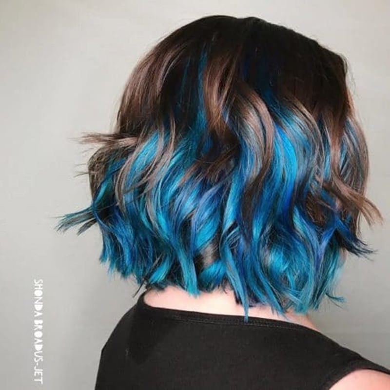 blue highlighted short layered hair